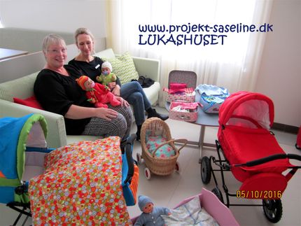 LukasHuset har fået det største. Flere dukker samt 3 vogne.