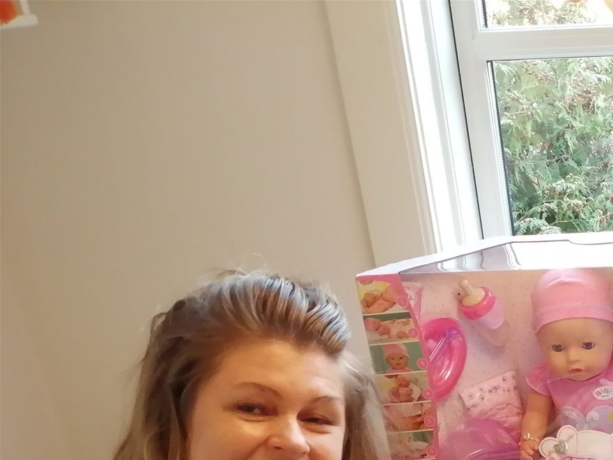 Julegaver og gaver til legestuen blev afleveret på Hillerøds krisecenter d. 19.12.2019 her er det Mette og Karina der tager imod. 😊 😊  🥰